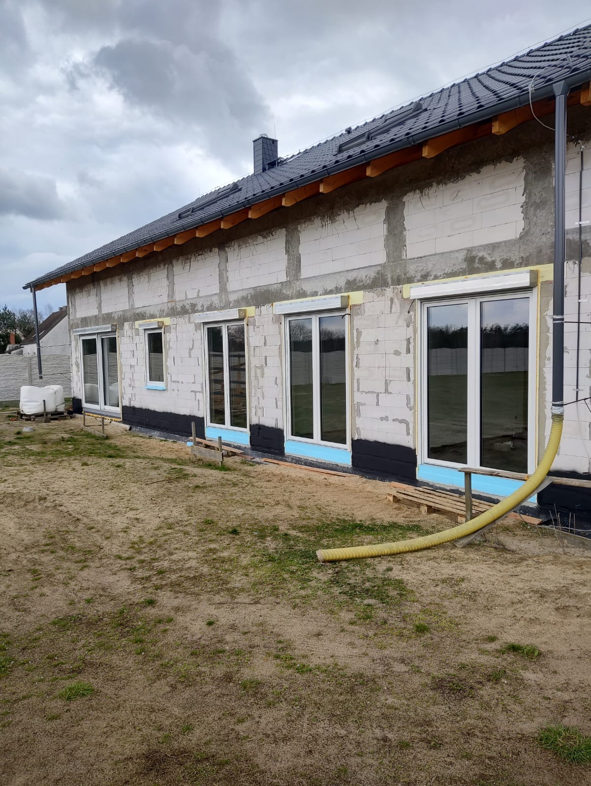 Inwestycja Popielów kwiecień 2026. Okna na profilach Veka 82MD + rolety podtynkowe Aluprof.