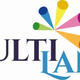Graficzne logo firmy językowej MultiLANG z kolorowymi promieniami symbolizującymi r&oacute;żnorodność język&oacute;w.
