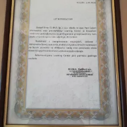 Oprawiony w ramkę list referencyjny dla Learning Center za profesjonalne przeprowadzenie kursu języka angielskiego w roku szkolnym 2013/2014, z datą Koszalin, 1.09.2014, z widocznymi danymi firmy D...