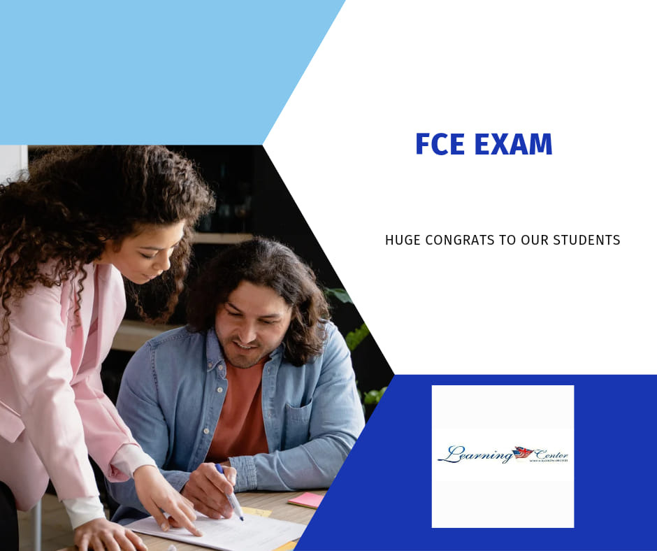 Kobieta pomaga mężczyźnie w wypełnianiu dokumentów, prawdopodobnie związanych z egzaminem FCE. W tle logo Learning Center i gratulacje dla uczniów.