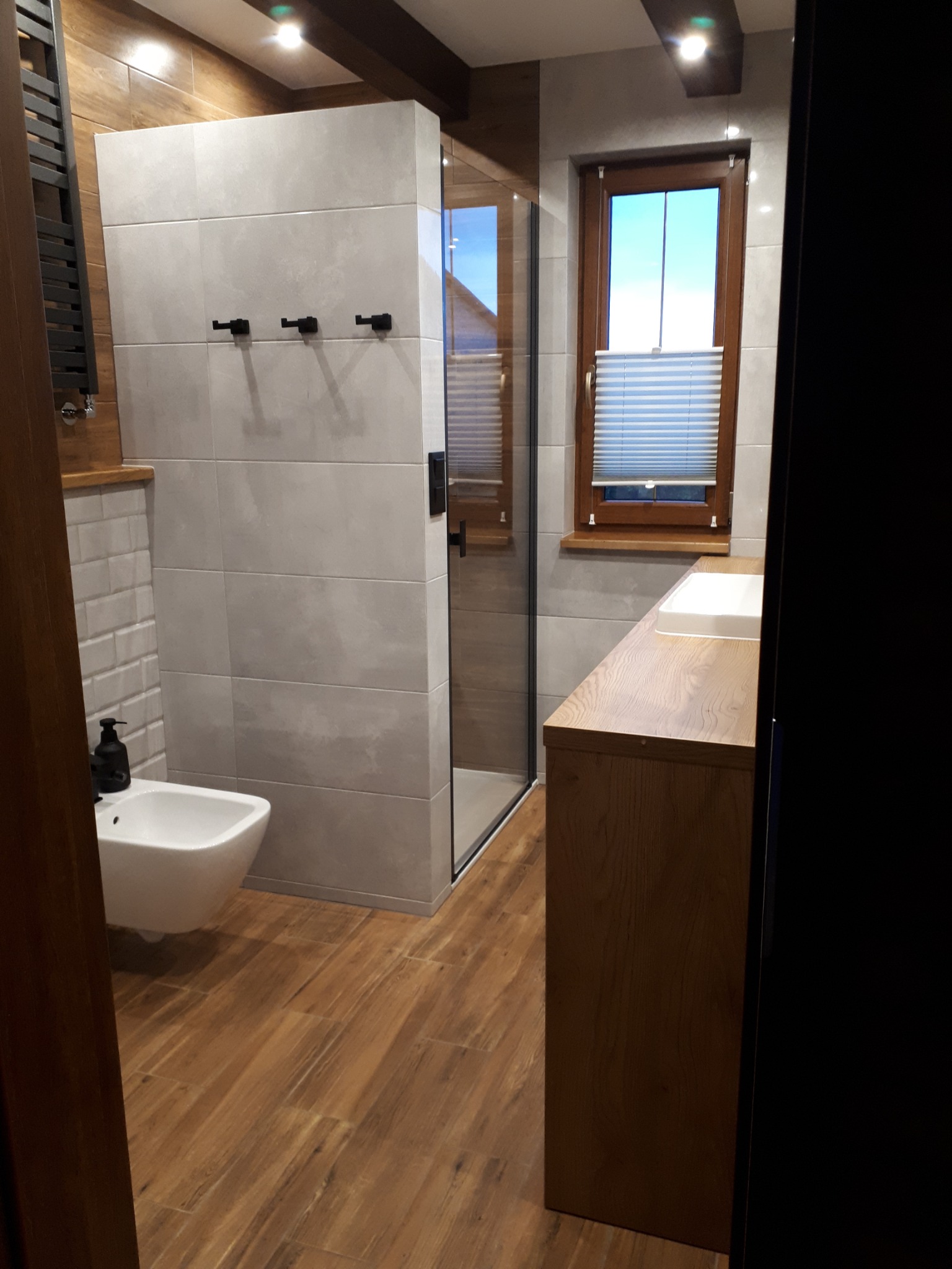 Generalny remont łazienki szarosc w połączeniu z płytkami drewnopodobnymi