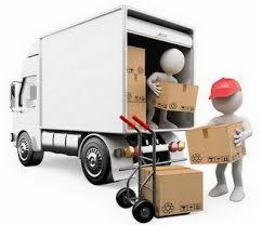 Animowana scena załadunku kartonowych pudeł do białej furgonetki przez dwie postacie 3D, w tle wózek transportowy z czerwonymi uchwytami.