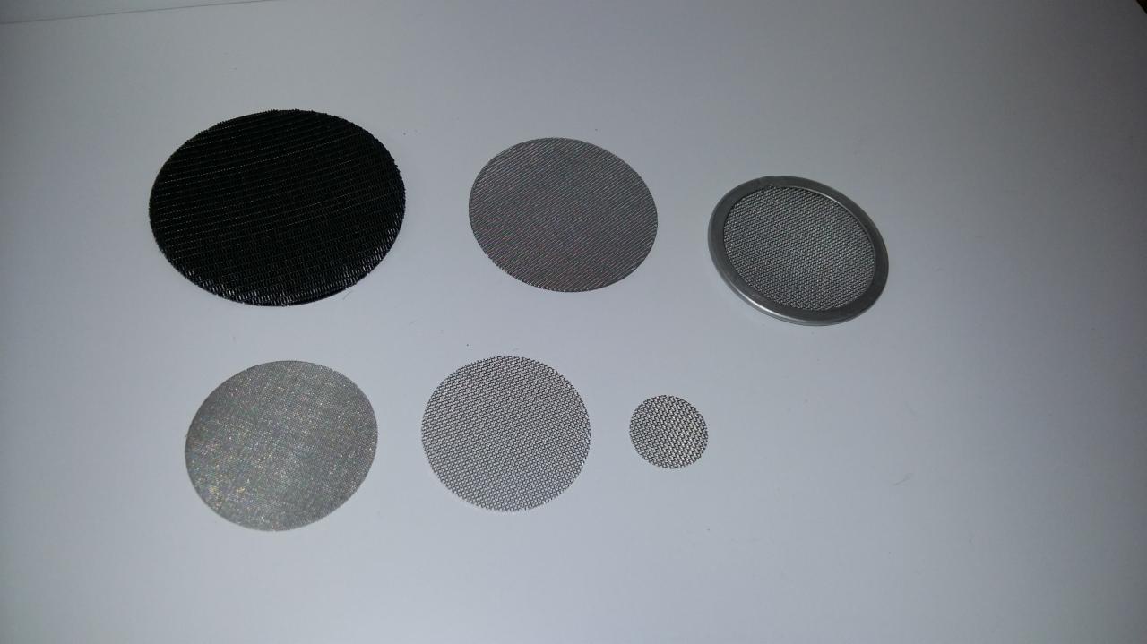 Zestaw okrągłych siatek o różnej gęstości i rozmiarach, jedna w metalowej ramce, ułożone na białym tle.