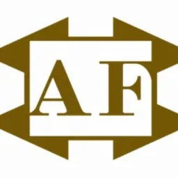 Złote logo firmy z literami A i F w kwadratowej ramce, otoczone geometrycznym wzorem na białym tle.