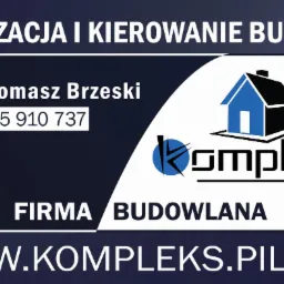 Logo firmy budowlanej Kompleks z Piły, z niebieskim symbolem domu i informacjami kontaktowymi mgr inż. Tomasza Brzeskiego oraz adresem strony internetowej.