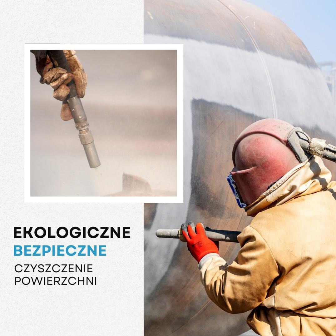 Pracownik w kombinezonie ochronnym i hełmie piaskuje duży zbiornik metalowy, z widocznym efektem czyszczenia powierzchni, ujęcie z bliska na dyszę i strumień piasku.