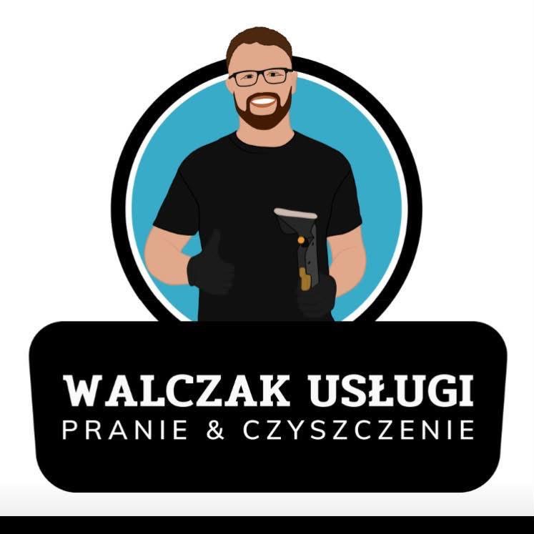 Ilustracja wektorowa przedstawiająca uśmiechniętego mężczyznę z brodą i okularami, w czarnej koszulce i rękawicach, trzymającego urządzenie czyszczące, z kciukiem w górę, nad czarnym prostokątem...