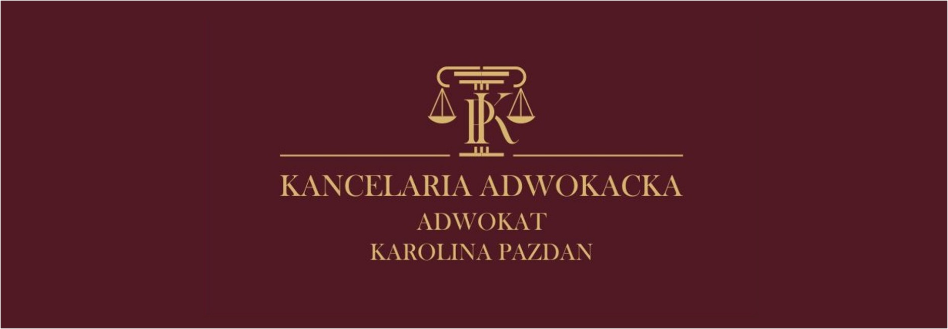 Eleganckie logo Kancelarii Adwokackiej Karolina Pazdan z Mielca na bordowym tle. Złote litery i symbol wagi sprawiedliwości tworzą profesjonalny wizerunek.