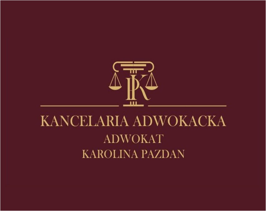 Eleganckie logo kancelarii adwokackiej Karolina Pazdan na bordowym tle. Złoty symbol wagi sprawiedliwości wkomponowany w inicjały 'KP'. Klasyczny, profesjonalny design.
