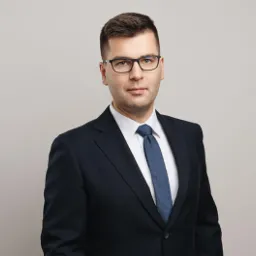 Portret mężczyzny w garniturze i okularach na neutralnym tle, Wrocław.