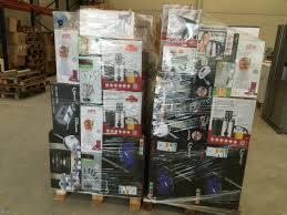 Dwie palety zapakowanych w folię stretch kartonów z mikserami i blenderami, gotowe do wysyłki, widoczne drewniane palety w tle.