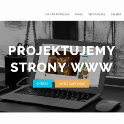 Laptop wyświetlający stronę internetową z napisem 'Projektujemy strony WWW' oraz zdjęciem tygrysa, obok leżą smartfon i myszka komputerowa.