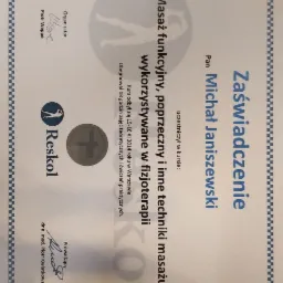 Skan zaświadczenia o ukończeniu kursu masażu funkcyjnego, poprzecznego i innych technik masażu wykorzystywanych w fizjoterapii, wydanego przez Reskol dla Michała Janiszewskiego, kurs odbył się...