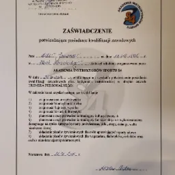 Skan zaświadczenia o posiadaniu kwalifikacji zawodowych trenera personalnego, wydanego przez Akademię Instruktorów Sportu S4, z wyszczególnionymi kwalifikacjami w zakresie anatomii, biomechaniki...