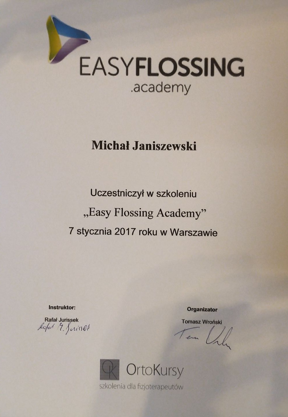 Certyfikat ukończenia szkolenia Easy Flossing Academy dla Michała Janiszewskiego, sygnowany przez instruktora Rafała Jurisseka i organizatora Tomasza Wrońskiego, wydany przez OrtoKursy w Warszawie,...