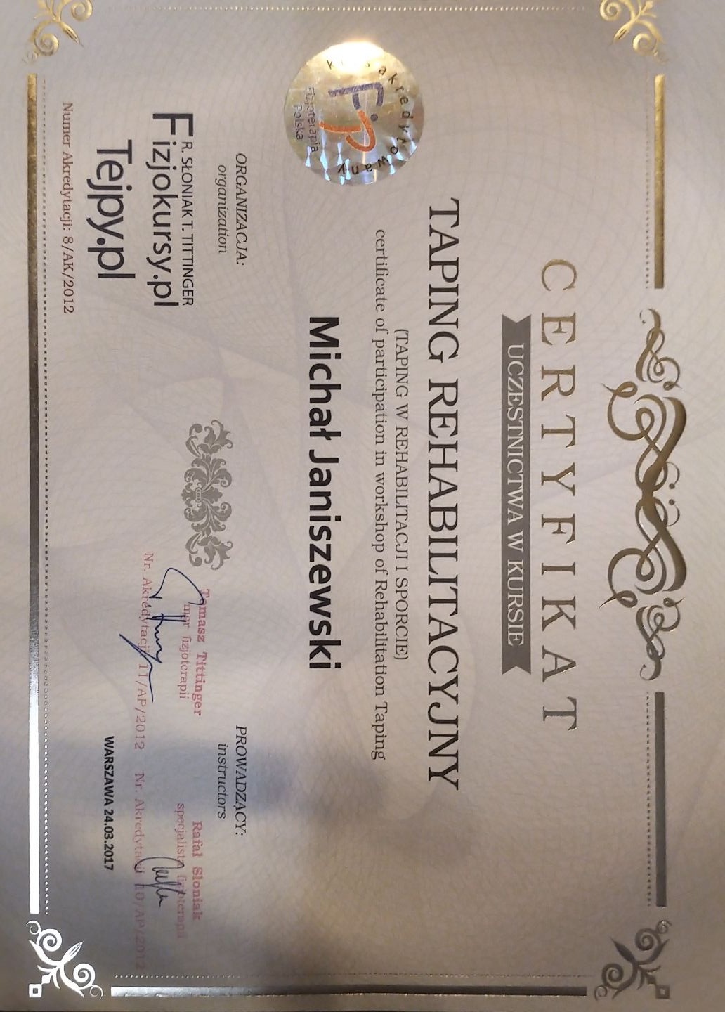 Certyfikat ukończenia kursu 'Taping Rehabilitacyjny' przez Michała Janiszewskiego, wystawiony przez Fizjokursy.pl, z datą wystawienia 24.03.2017, z podpisami Tomasza Tittingera i Rafała Słoniaka.