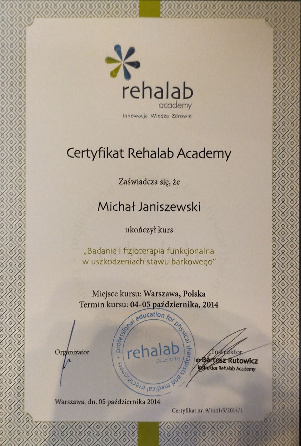Certyfikat Rehalab Academy dla Michała Janiszewskiego za ukończenie kursu 'Badanie i fizjoterapia funkcjonalna w uszkodzeniach stawu barkowego', wydany w Warszawie, 5 października 2014 roku...