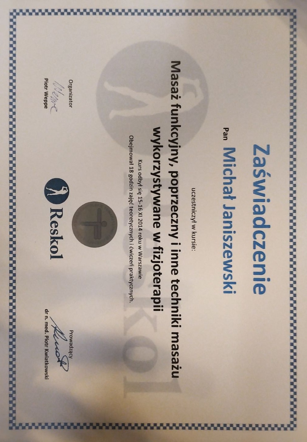 Skan zaświadczenia o ukończeniu kursu masażu funkcyjnego, poprzecznego i innych technik masażu wykorzystywanych w fizjoterapii, wydanego przez Reskol dla Michała Janiszewskiego, kurs odbył się...