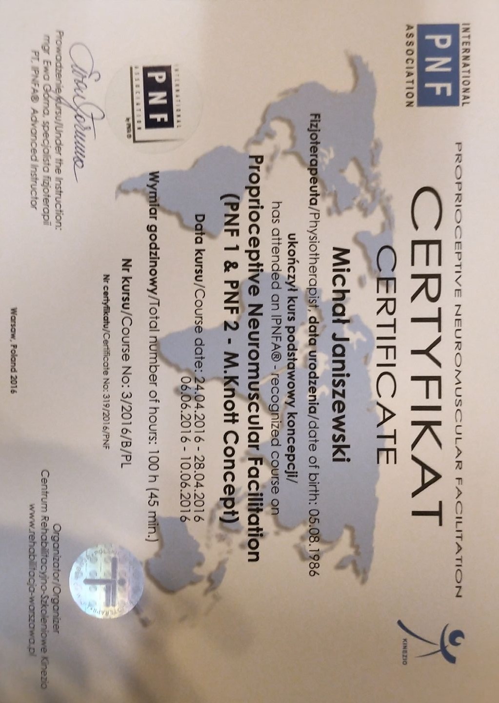 Skan certyfikatu ukończenia kursu PNF 1 i PNF 2 przez Michała Janiszewskiego, fizjoterapeutę, z datami kursu, wymiarem godzinowym i numerem certyfikatu.