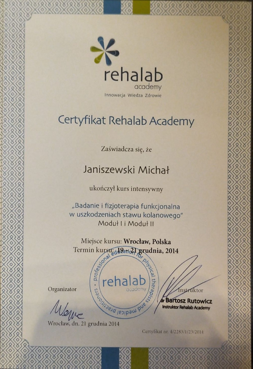 Certyfikat Rehalab Academy ukończenia kursu intensywnego 'Badanie i fizjoterapia funkcjonalna w uszkodzeniach stawu kolanowego' przez Janiszewskiego Michała. Dokument z datą 21 grudnia 2014 roku...