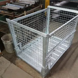 Metalowa, ocynkowana skrzynia siatkowa z ramą z profili zamkniętych, widoczna w hali produkcyjnej.