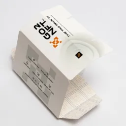 Rozłożone, kremowe opakowanie kartonowe z nadrukiem 'GO2 NFT' i grafiką w odcieniach beżu, prezentujące cechy produktu: kolekcja, certyfikacja, bezpieczeństwo blockchain, personalizacja marki...