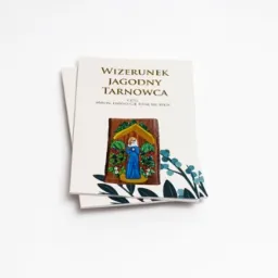Stos dwóch broszur z tytułem 'Wizerunek Jagodny Tarnowca' i ilustracją drewnianej kapliczki z figurką Matki Boskiej, ozdobionych motywem roślinnym.
