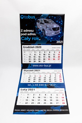 Rozkładany kalendarz trójdzielny z grafiką białego busa na tle mapy Europy i logiem 'Otobus', prezentujący miesiące Grudzień 2020, Styczeń i Luty 2021.