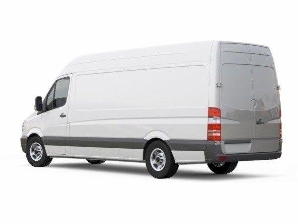 Biały, wysoki furgon dostawczy widziany z tyłu pod kątem, z widocznymi detalami opon i świateł; czyste, białe tło.