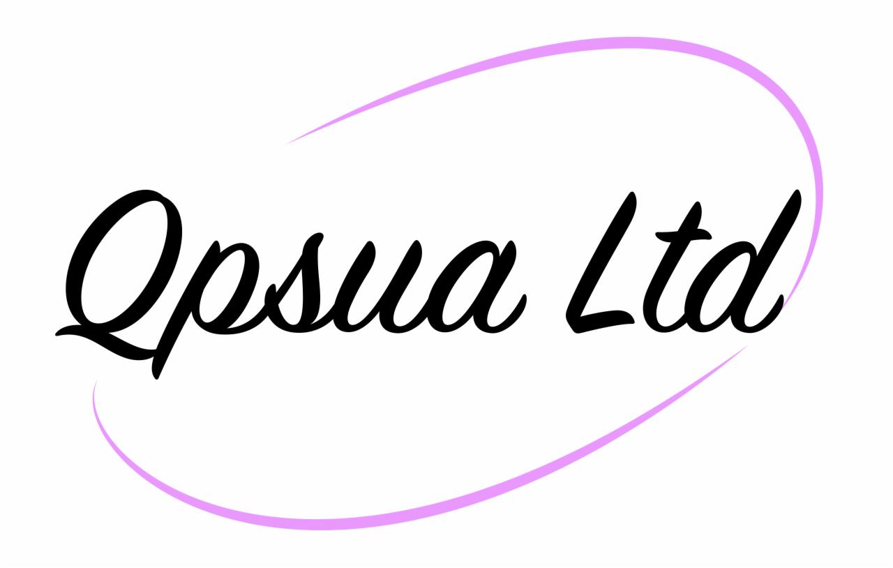 Logo firmy Qpsua Ltd z czarnym, kaligraficznym napisem i fioletowym, łukowatym elementem graficznym na białym tle.