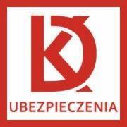 Czerwone logo firmy ubezpieczeniowej z abstrakcyjnym symbolem przypominającym litery 'K' i 'D' oraz napisem 'UBEZPIECZENIA' w dolnej części.