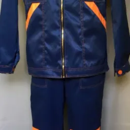 Komplet odzieży roboczej w kolorze granatowo-pomarańczowym z widocznym zamkiem błyskawicznym i kieszeniami.