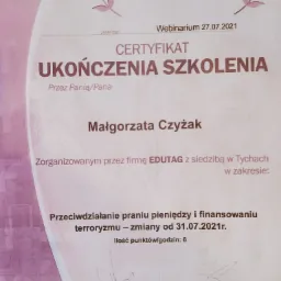 Certyfikat ukończenia szkolenia z przeciwdziałania praniu pieniędzy i finansowaniu terroryzmu, wydany przez EDUTAG z Tychów, z podpisem Małgorzaty Czyżak.