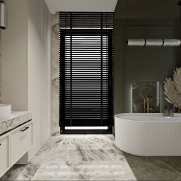 Inspiration Studio - Elegancka łazienka z marmurowymi akcentami: owalne lustro, umywalka nablatowa, wolnostojąca wanna i czarne żaluzje okienne. Nowoczesny design z dbałością o detale.