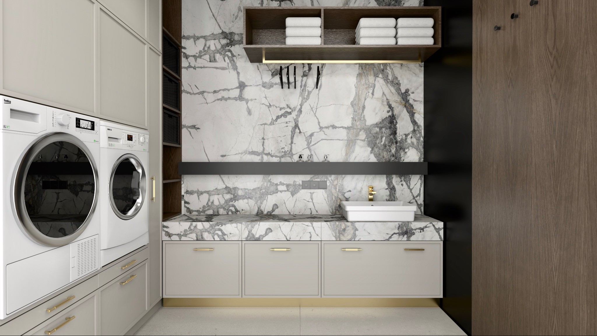 Nowoczesna pralnia z marmurową ścianą, pralką i suszarką Beko, szafkami w kolorze beżowym i złotymi akcentami. Minimalistyczny design z półkami na ręczniki.