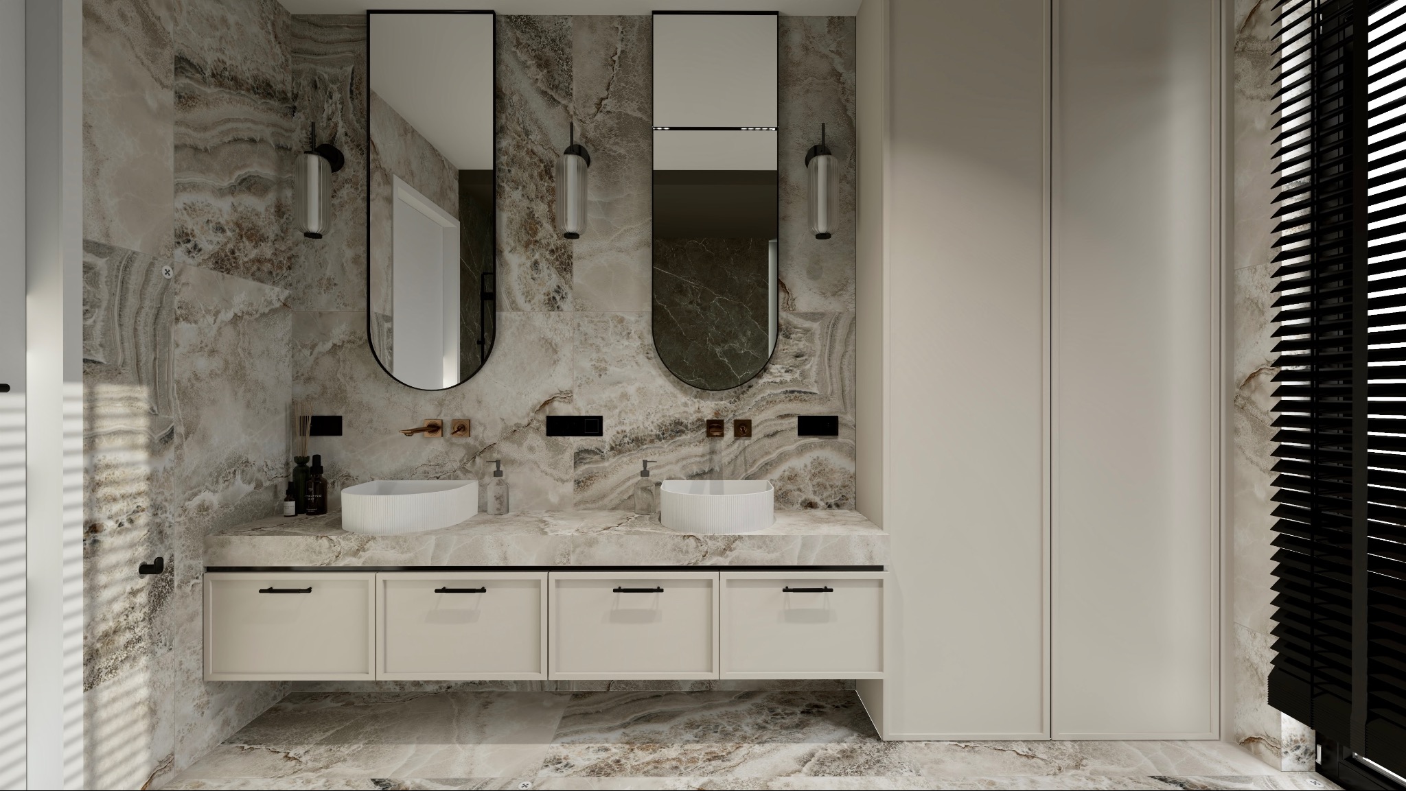 Elegancka łazienka z marmurowymi ścianami, podwójną umywalką na szafce z kremowymi frontami i owalnymi lustrami z podświetleniem. Minimalistyczny design.