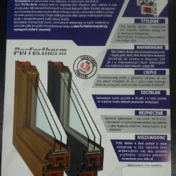 Przekrój poprzeczny dwóch profili okiennych, w tym jeden w kolorze drewna i jeden w kolorze antracytowym, prezentujące budowę wielokomorową i trzyszybowy pakiet, z opisem technicznym parametrów...