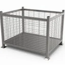 Metalowa, ażurowa skrzynia transportowa, wykonana z siatki i profili, ustawiona na białym tle. Widoczne spawane łączenia elementów konstrukcyjnych.