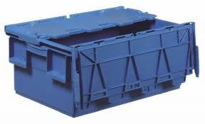 Niebieski, plastikowy pojemnik przemysłowy z pokrywą, widoczny z boku, o regularnej strukturze wzmacniającej.