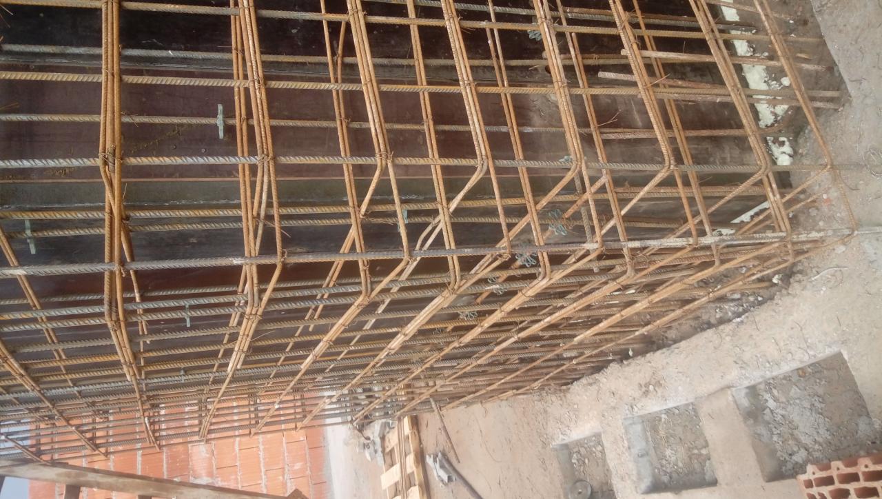 Zbrojenie stropu z widocznymi prętami i deskowaniem, przygotowane do zalania betonem.