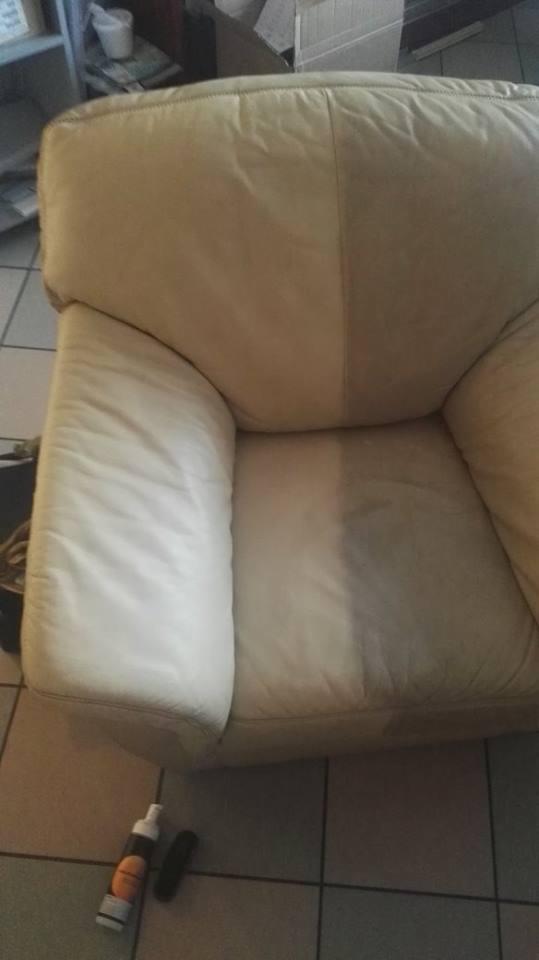 Kremowy skórzany fotel z widoczną różnicą czystości po lewej stronie po czyszczeniu, obok butelka środka czyszczącego i szczotka.