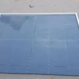 Wyczyszczona modułowa kostka brukowa w metalowej ramie, widoczne ślady wilgoci po myciu pod ciśnieniem.