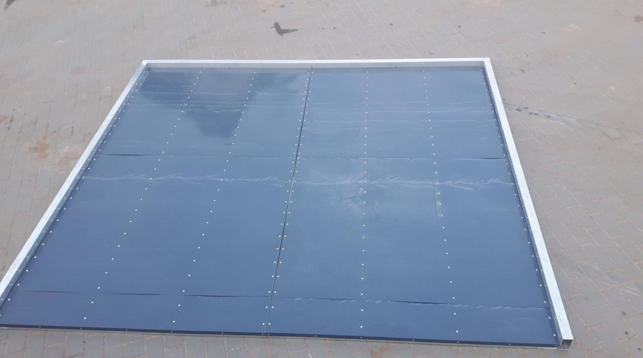 Wyczyszczona modułowa kostka brukowa w metalowej ramie, widoczne ślady wilgoci po myciu pod ciśnieniem.