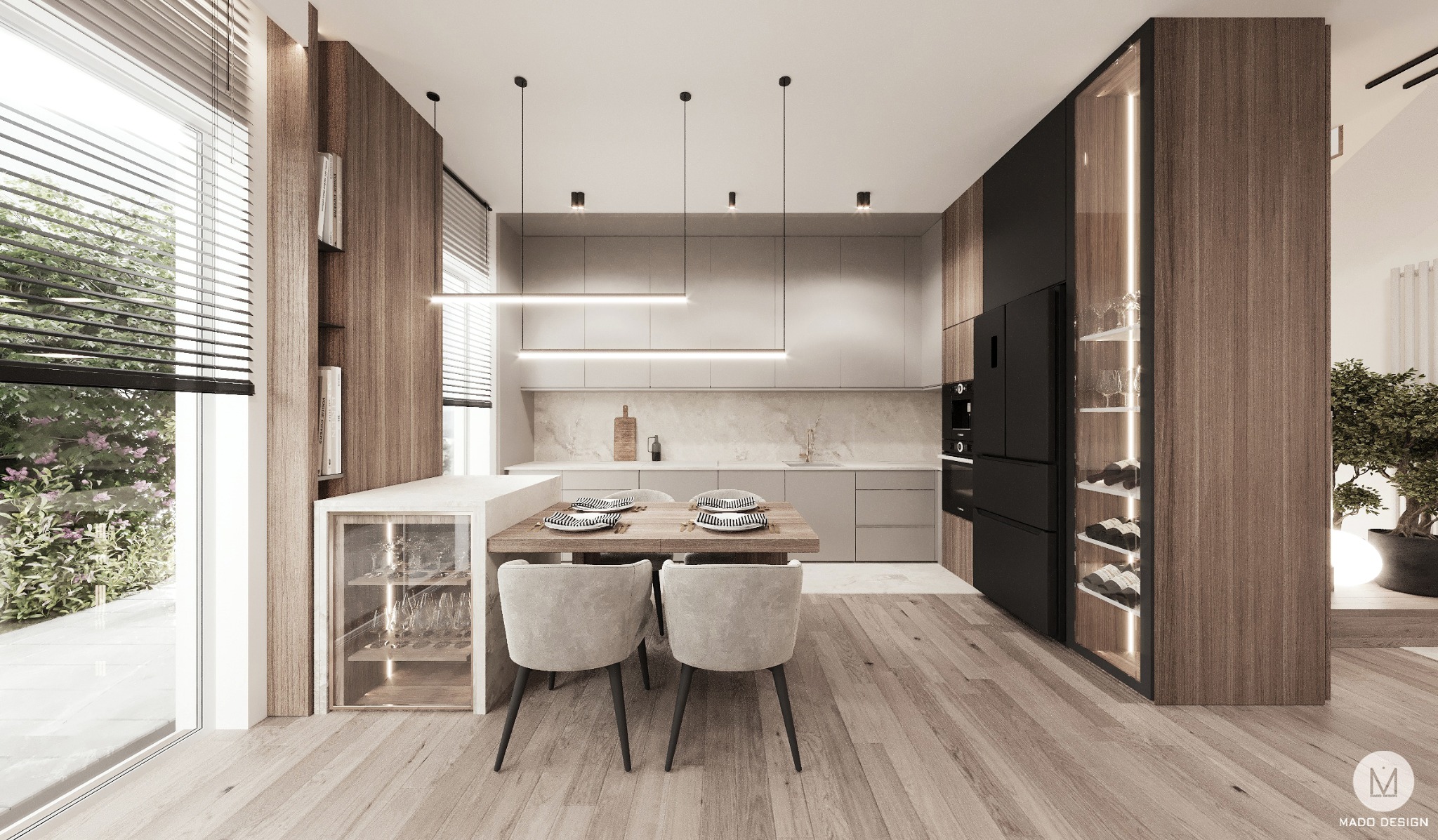 Nowoczesna kuchnia z drewnianą podłogą, szarymi szafkami i blatem z marmuru, stół z nakrytymi talerzami i krzesłami z jasną tapicerką, przeszklona witryna na wino, czarna lodówka i oświetlenie...