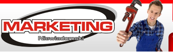 Uśmiechnięty hydraulik w niebieskim kombinezonie prezentuje klucz do rur na tle logo firmy 'MARKETING Niewiadomski'.