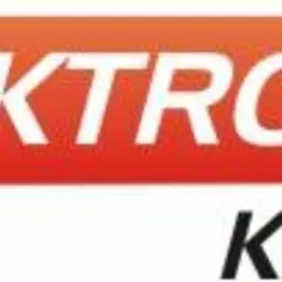 Logo firmy Centrum Elektroenergetyczne z Koźmina Wielkopolskiego, z symbolem błyskawicy w trójkącie ostrzegawczym, niebiesko-czerwona kolorystyka.