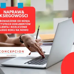 Osoba przy biurku z laptopem i ołówkiem w dłoni, notująca, z widocznym logo firmy 'Concepcion' i napisem 'Naprawa księgowości, wprowadzenie od nowa wszystkich dokumentów klienta i rozliczenie...