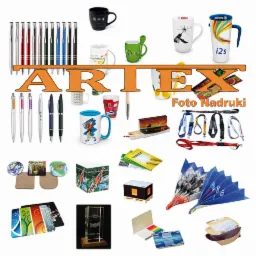 Różnorodne gadżety reklamowe z nadrukami prezentowane przez firmę z Łącka: długopisy, kubki, smycze, notesy, wizytówki, podkładki, wachlarze i inne produkty.