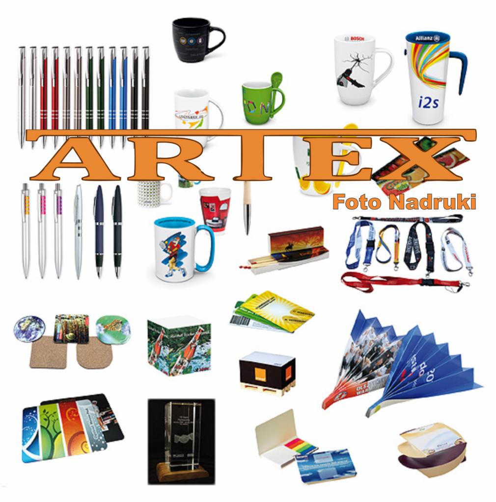 Różnorodne gadżety reklamowe z nadrukami prezentowane przez firmę z Łącka: długopisy, kubki, smycze, notesy, wizytówki, podkładki, wachlarze i inne produkty.