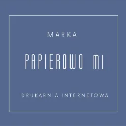 Logo drukarni internetowej 'Papierowo Mi' w minimalistycznym stylu, z nazwą marki umieszczoną wewnątrz cienkiej, białej ramki na niebieskim tle.